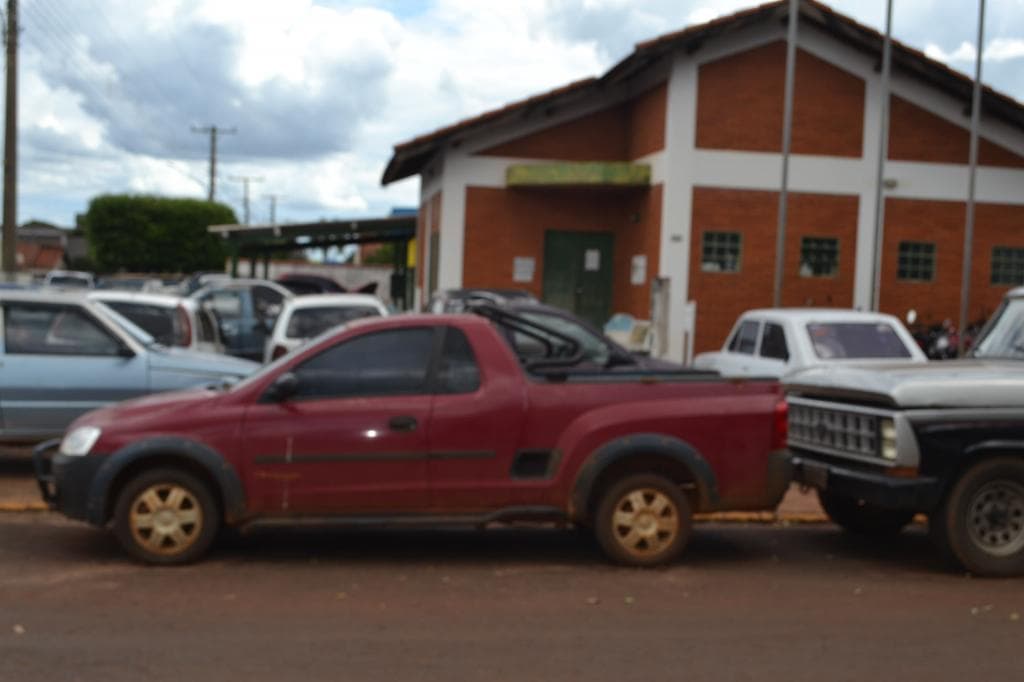 Vergonha! Carros amontoados no Ciretran e calçada "deteriorada" na Escola Santos Dumont
