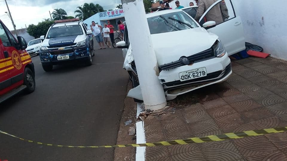 Agora: Homem sai nervoso de casa e bate o carro em um poste de energia