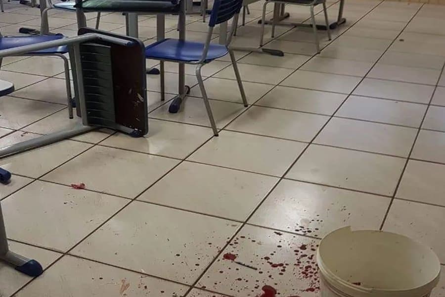 Aluno esfaqueia professor dentro da sala de aula
