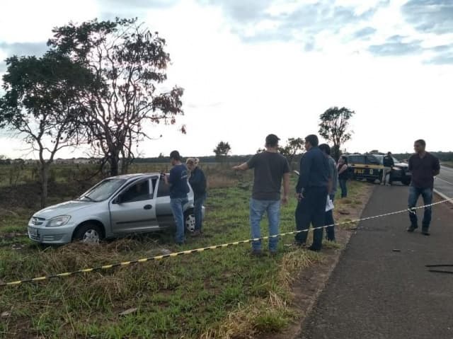 Mulher é encontrada pendurada em uma árvore