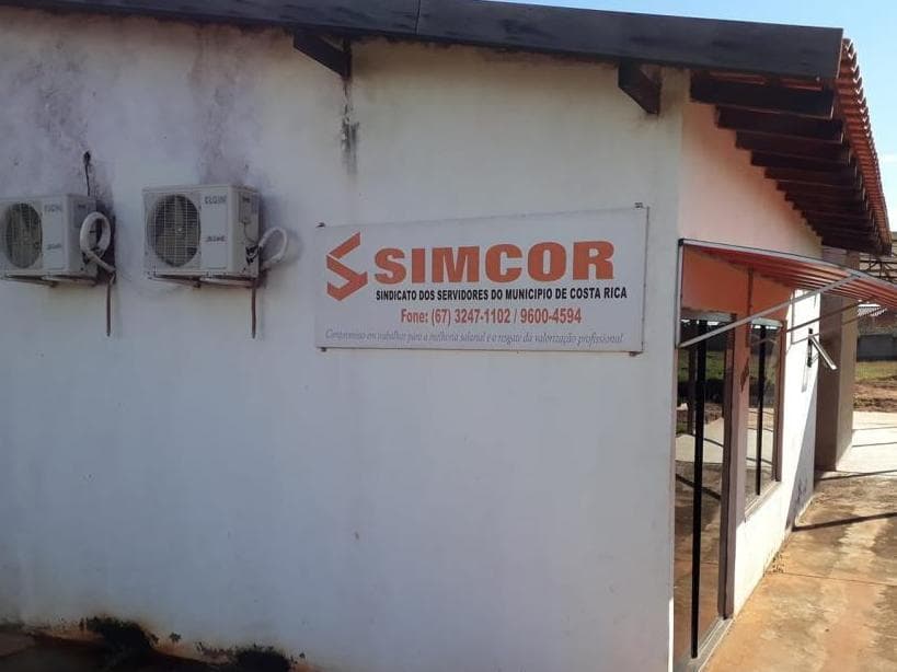 Arrombaram a janela de blindex do Sindicato
