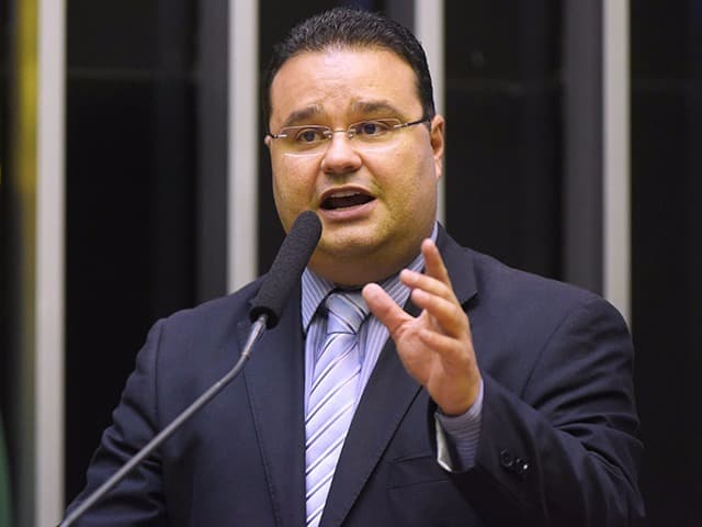 Fábio apresentou projeto que regulamente a profissão de garçom e garçonete