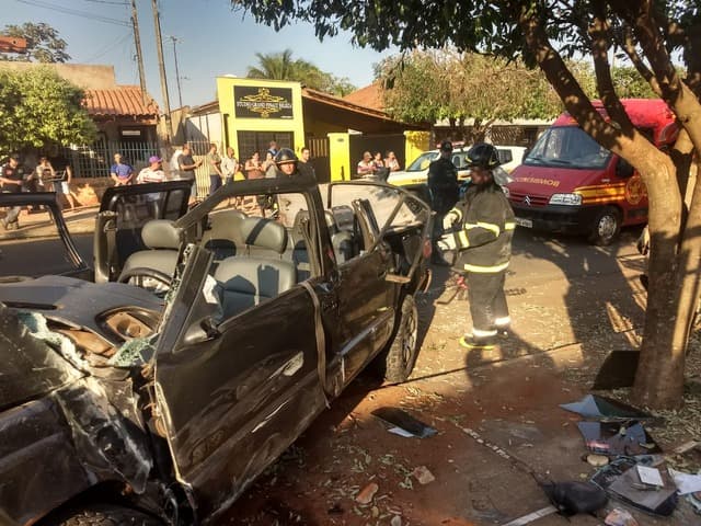 Mulher fica presa às ferragens após marido persegui-la