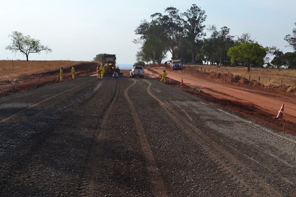 As obras de asfalto Costa Rica-Figueirão já ultrapassou o córrego cascavel