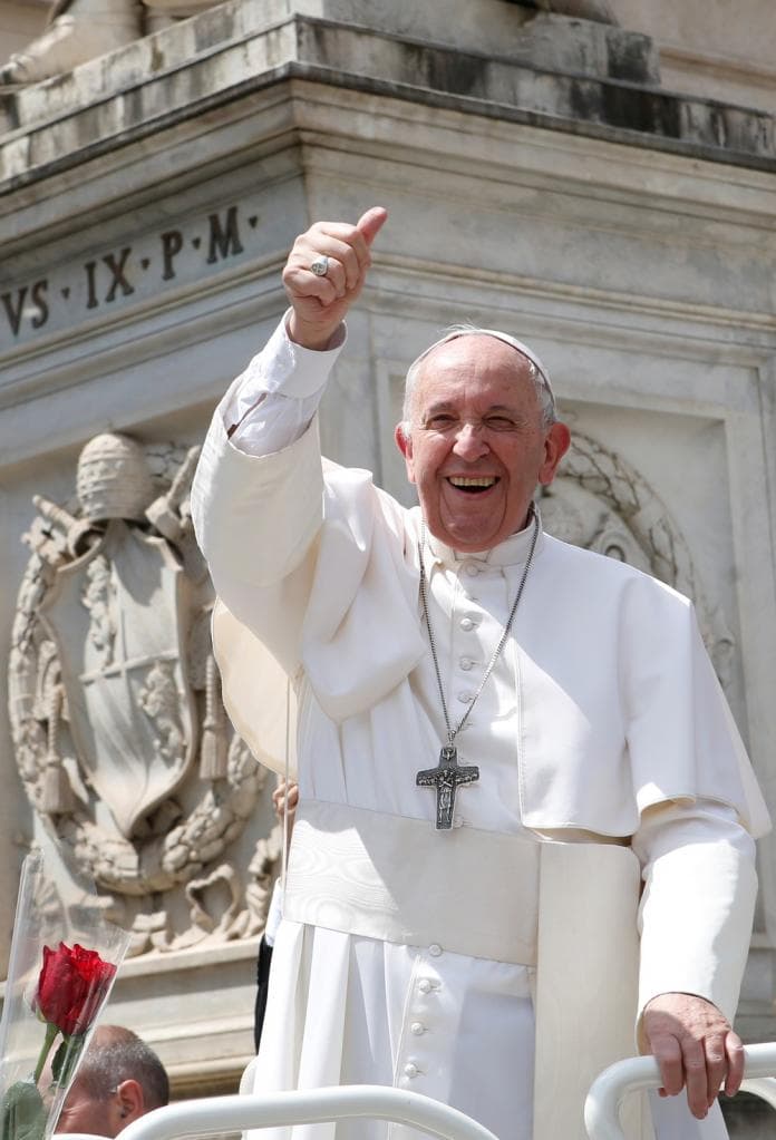 Bombeiros socorrem o Papa que ficou preso no elevador do Vaticano