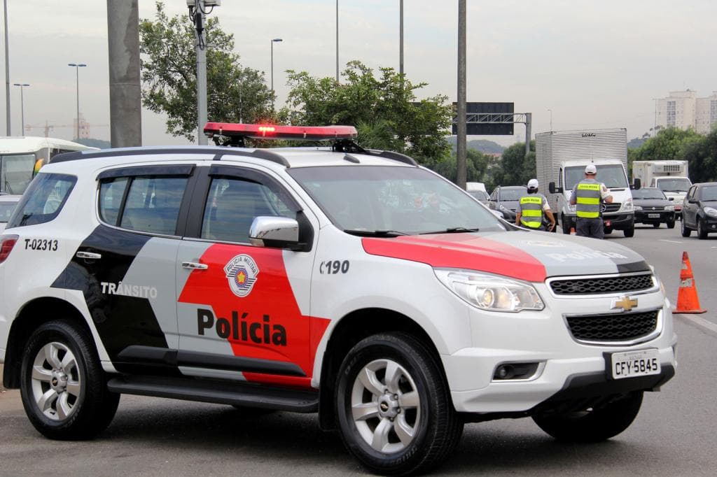 Agora: Homem passa de moto e mata desafeto dentro de Bar
