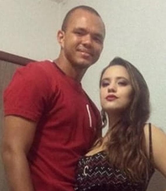 Policial chega mais cedo do trabalho e pega mulher na cama com amante. Ele matou os dois