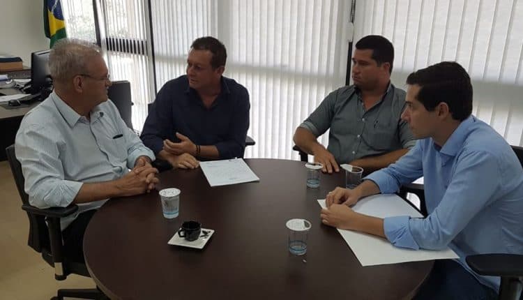 Prefeito de Alcinópolis visita Secretário Estadual de Saúde e reivindica carro fumacê
