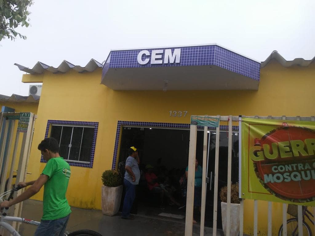 Mais de 100 pessoas em busca de atendimento médico agora à tarde no CEM de Costa Rica