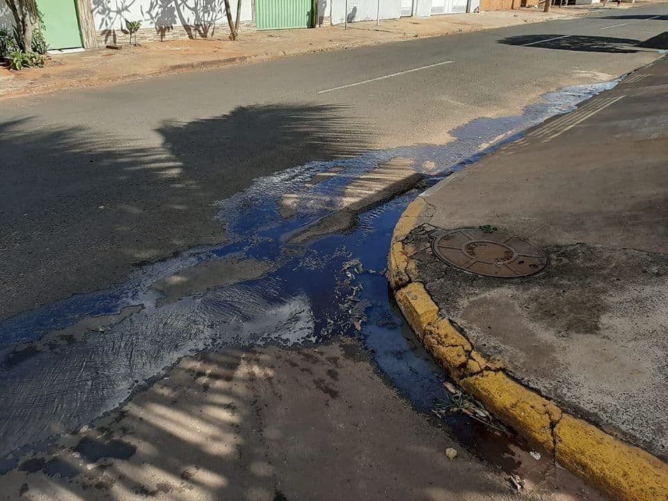 Água que deveria ir para o esgoto corre ao céu aberto em rua da cidade