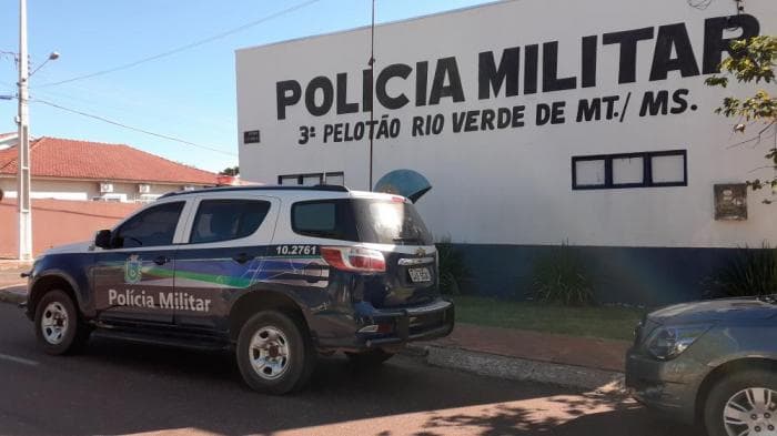 Mulher desfere golpe de faca no peito de um homem