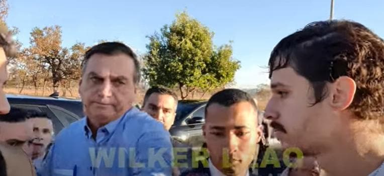 Bolsonaro parte pra cima de blogueiro que o chamou de "tchutchuca do Centrão”