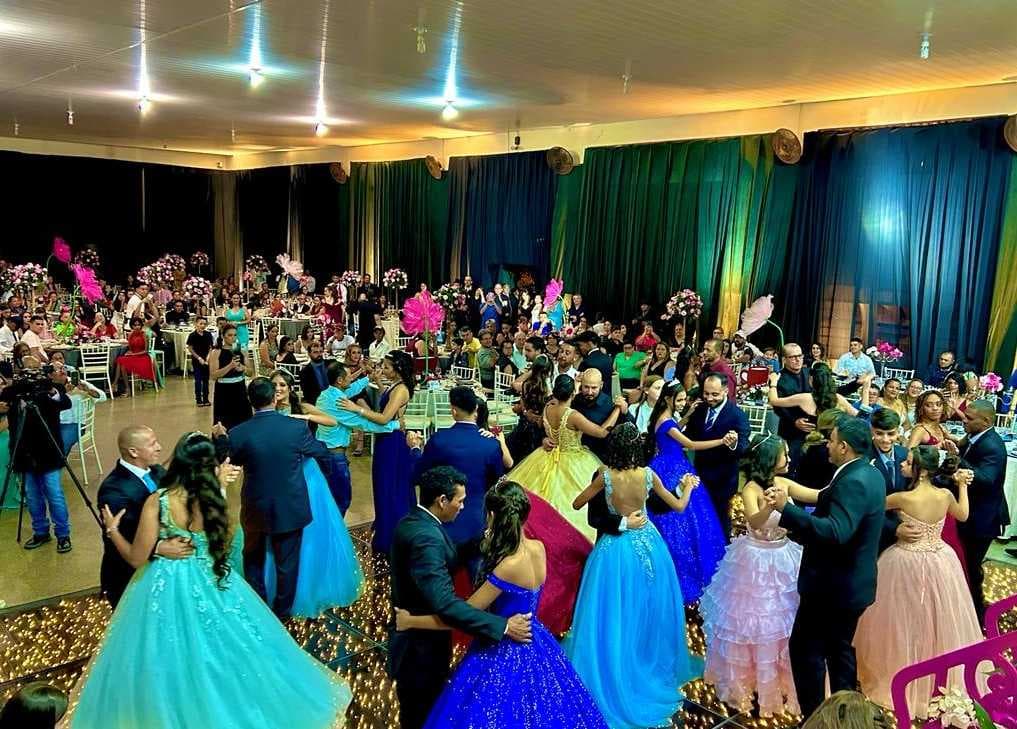 Uma linda festa com 45 adolescentes que debutaram esse ano em Costa Rica