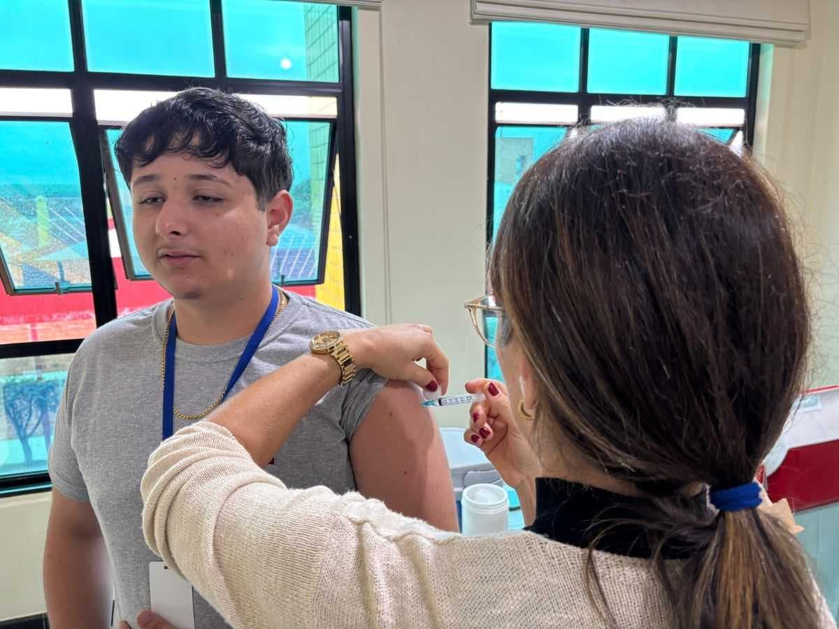Funcionários da Prefeitura estão sendo vacinados contra o influenza, na tarde dessa terça-feira