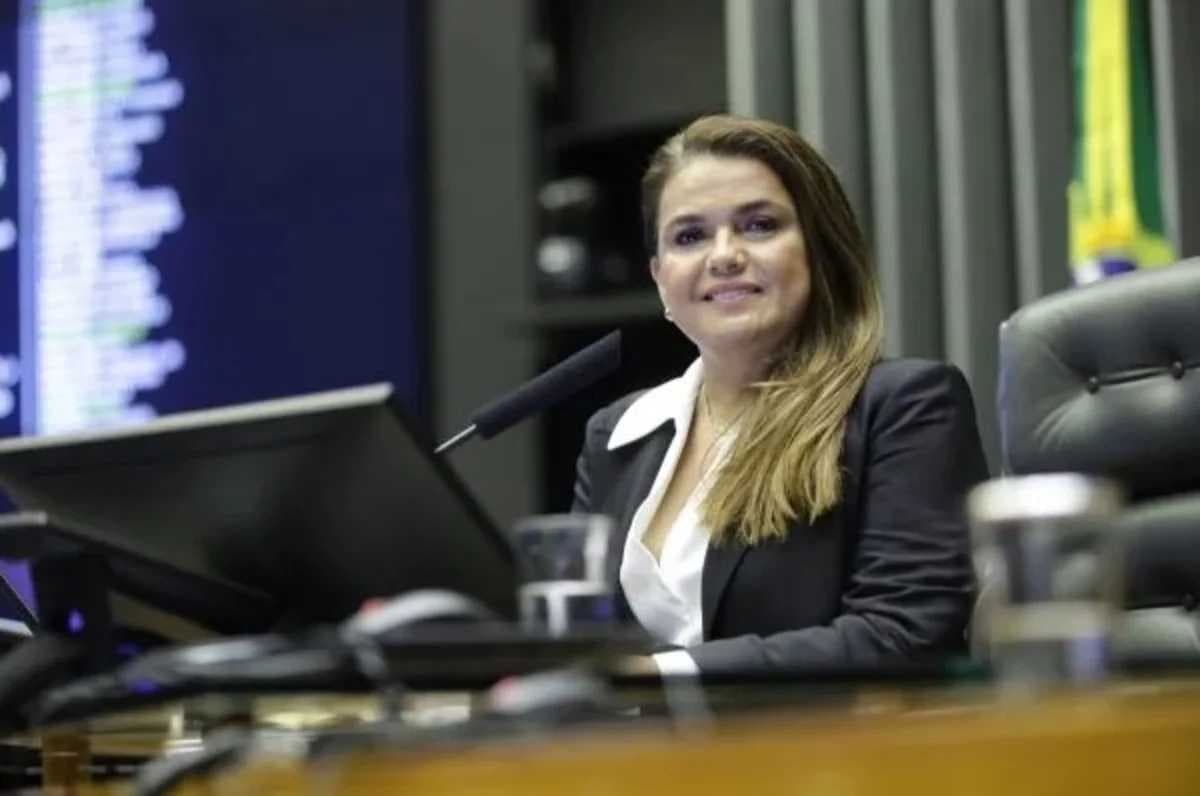 Deputada do MDB é declarada inelegível após dar Pix em troca de votos